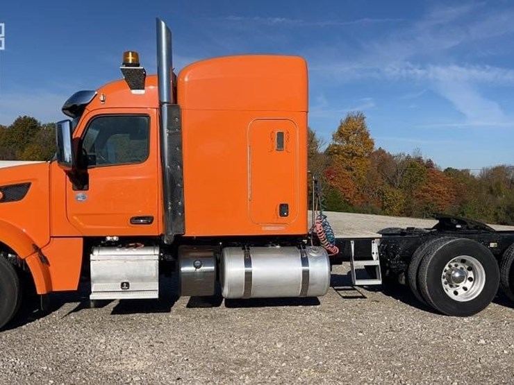 2019-peterbilt-567-image-1