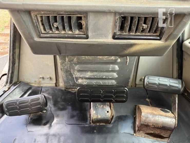 komatsu-d65ex-12-image-23