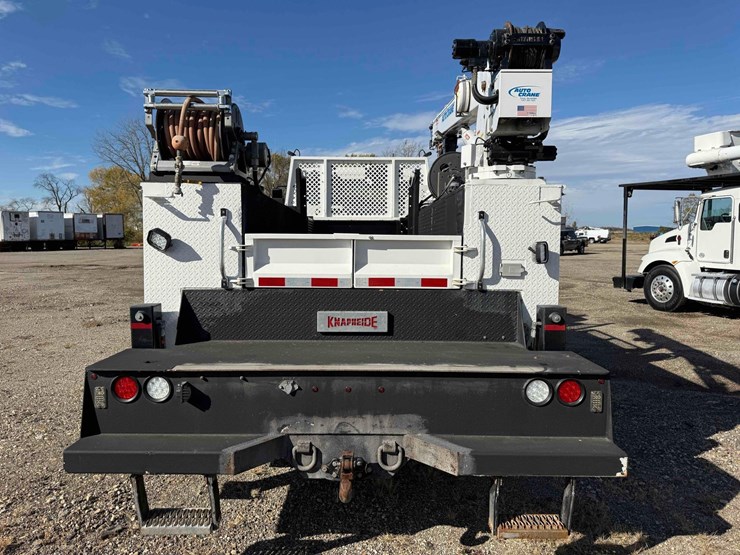 2017-freightliner-m2-106-image-4