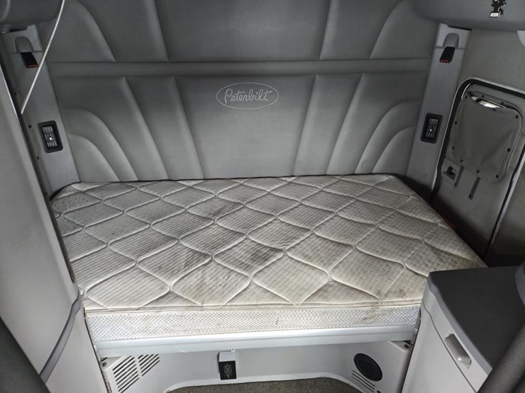 2017-peterbilt-579-image-67