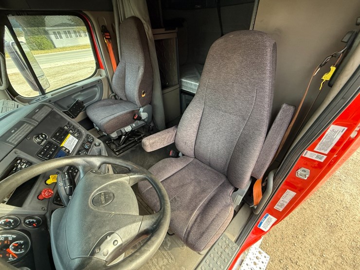 2019-freightliner-cascadia-125-image-20