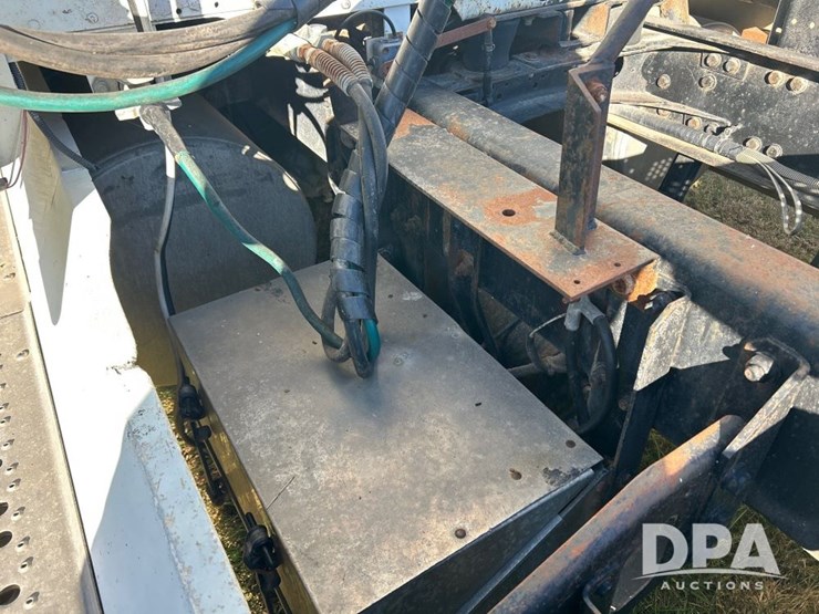 1996-freightliner-fld120-image-29