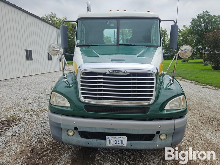 2009-freightliner-columbia-112-image-2