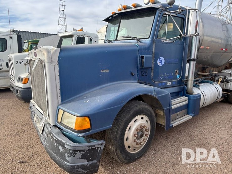 peterbilt-377-image-1