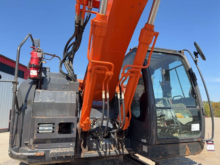 hitachi-225-excavator-image-33