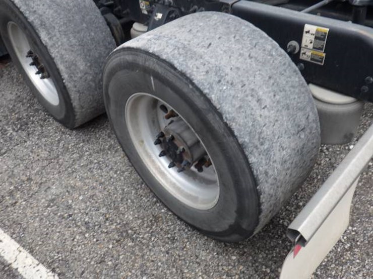 peterbilt-579-image-18