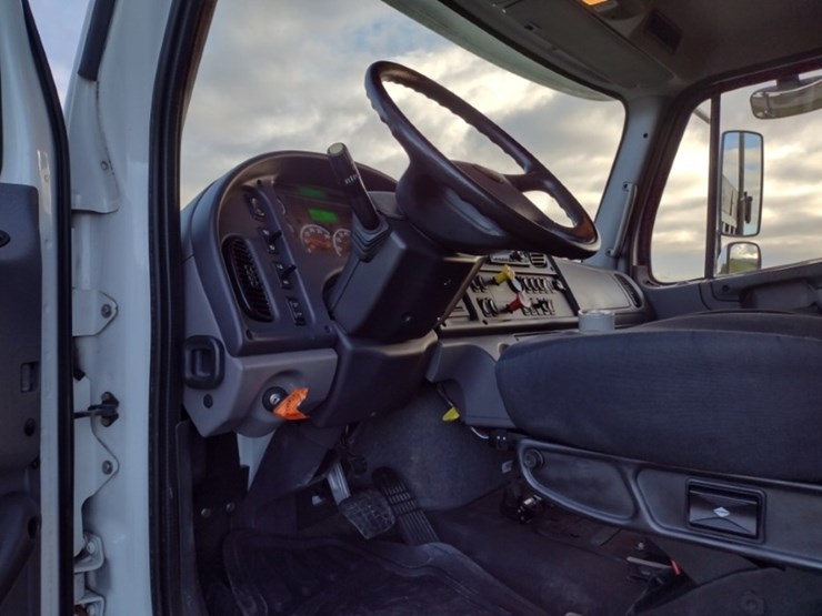 freightliner-m2-106-image-12