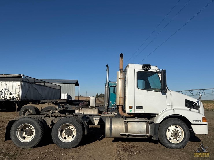 2001-volvo-vnm-semi-truck-image-6