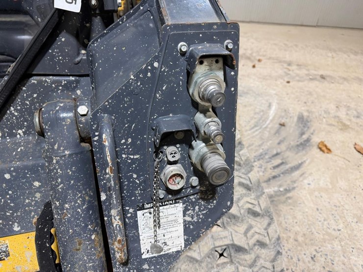 2021-deere-317g-image-11