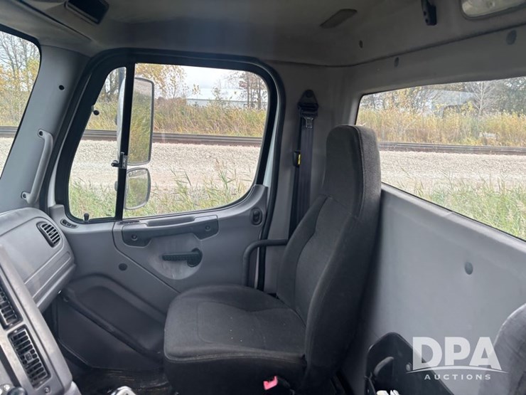 freightliner-114sd-image-59