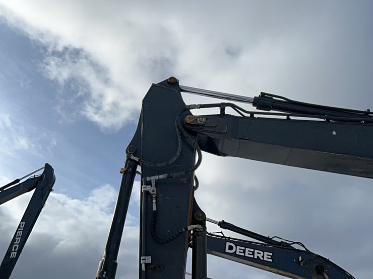 2017-deere-245g-lc-image-9