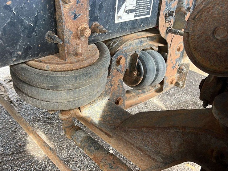 2018-mack-gu-granite-6-axle-dump-truck-image-20