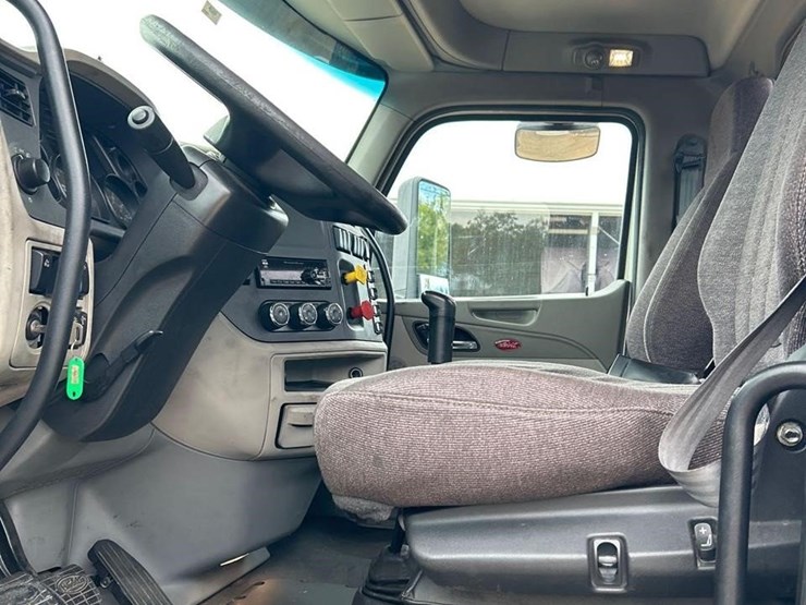 peterbilt-579-image-51