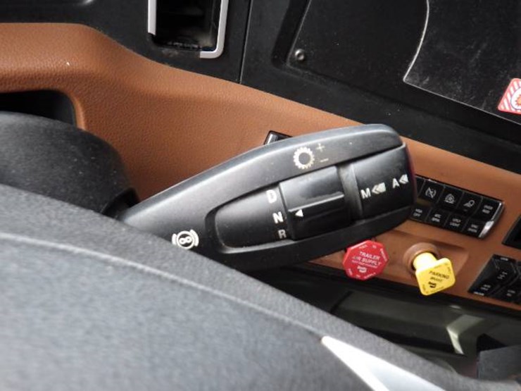 freightliner-cascadia-126-image-18