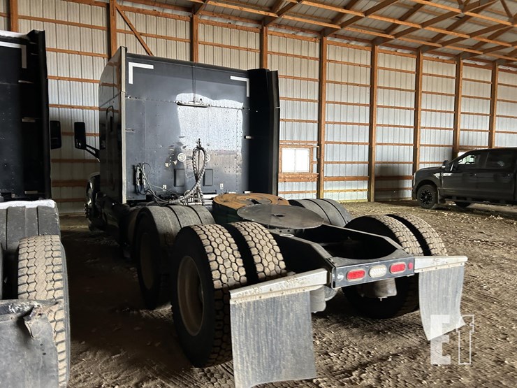 2019-peterbilt-579-image-3