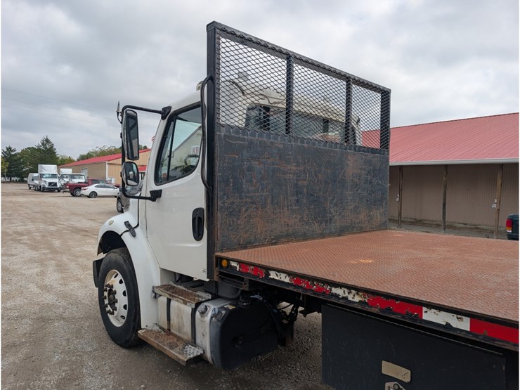 2014-freightliner-m2-106-image-12