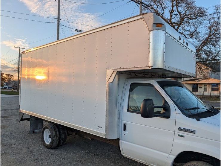 2009-ford-e350-image-5