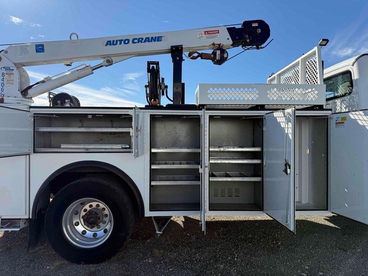 2017-freightliner-m2-106-image-16