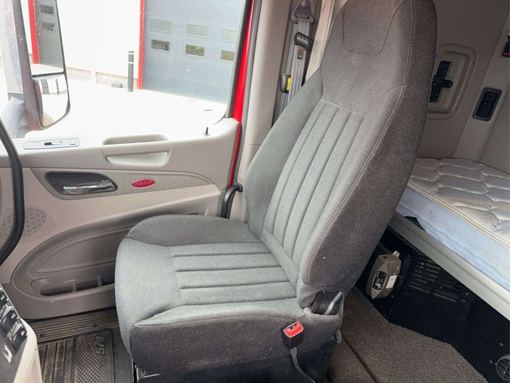 2019-peterbilt-579-image-47