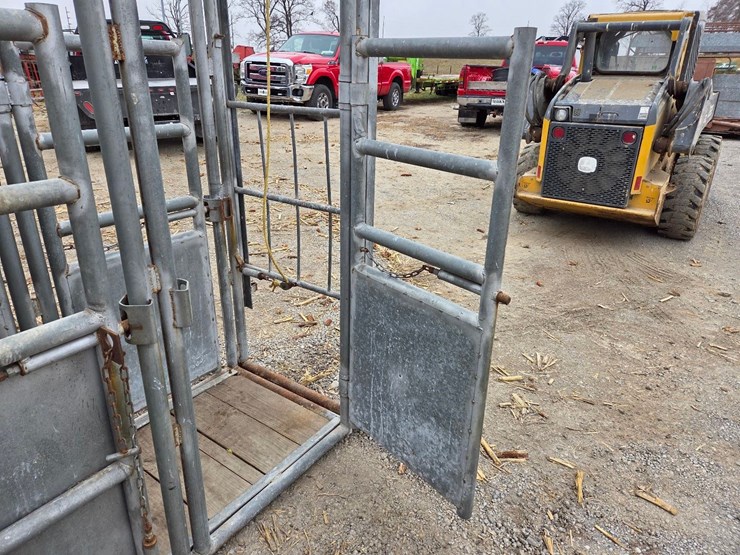 cattle-chute-w/-palpation-cage-image-7