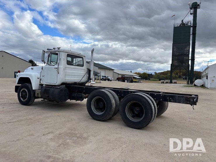 1985-mack-r686st-image-12