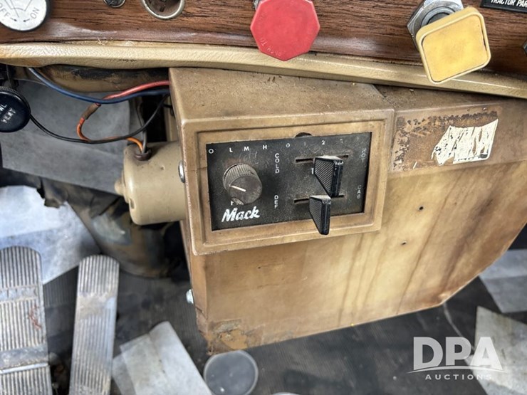 1985-mack-r686st-image-63