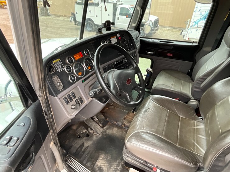 2015-peterbilt-365-image-35