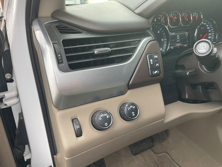 2019-chevrolet-suburban-image-31