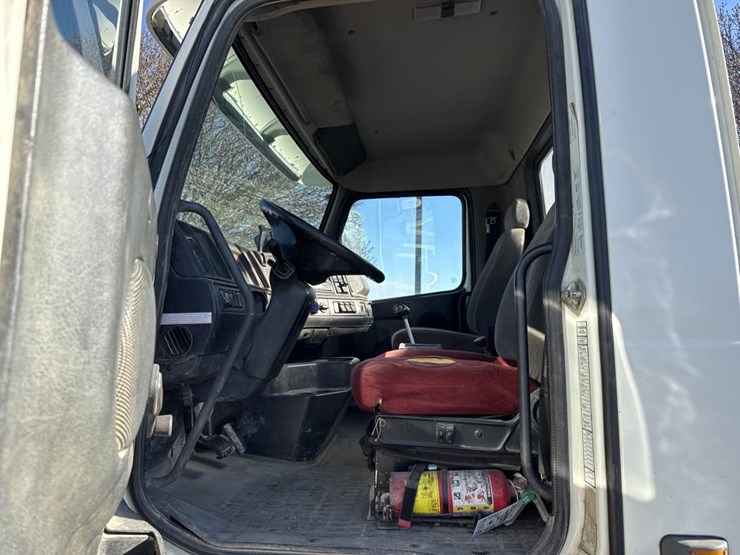 #1994-•-1999-volvo-day-cab-truck-tractor-image-42