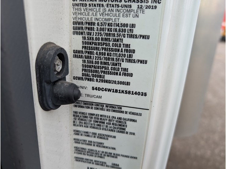 2019-isuzu-npr-image-19