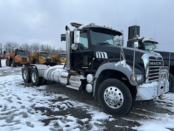 2012-mack-gu713-granite-truck-tractor-vn:1m1ax07yxcm011032-image-2