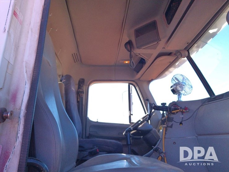 2007-freightliner-columbia-112-image-17