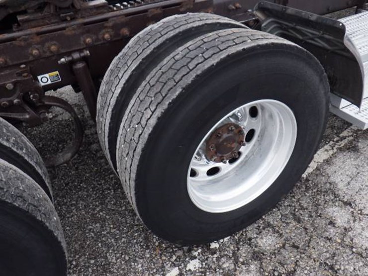 peterbilt-389-image-8