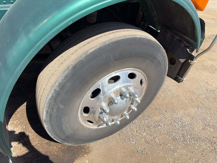 2003-peterbilt-379-image-11