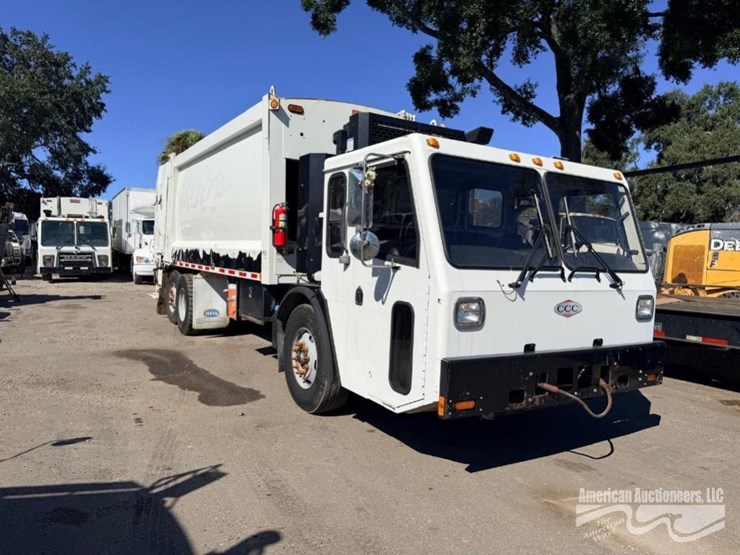 2013-crane-carrier-co.-garbage-truck-image-3