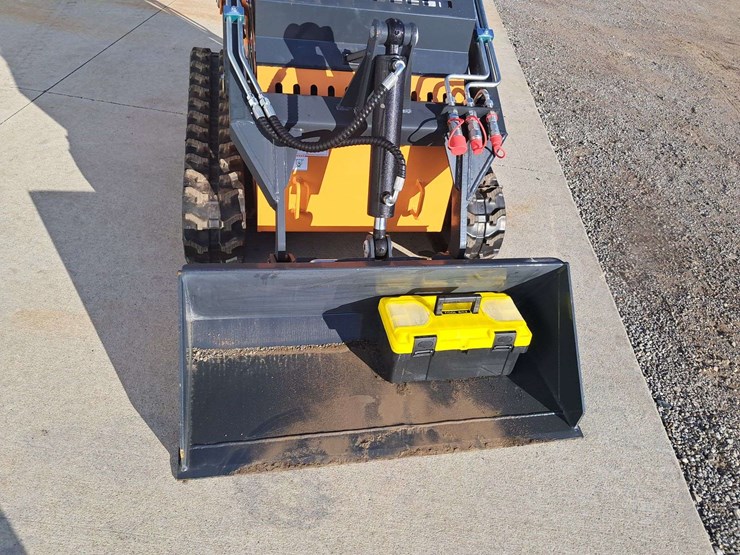 2025-landhero-mini-stand-on-skid-loader-image-10