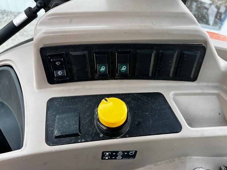 2015-kubota-m8560-image-34