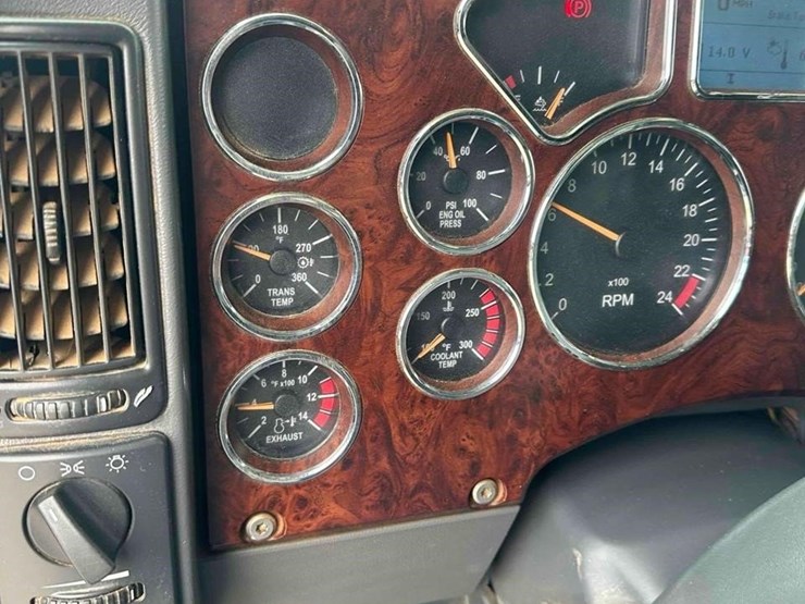 2017-mack-granite-gu713-image-33