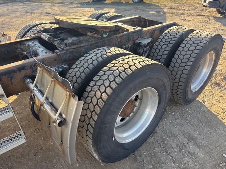 2008-peterbilt-388-image-29