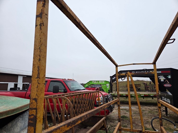 gold-bar-cattle-grooming-chute-image-7