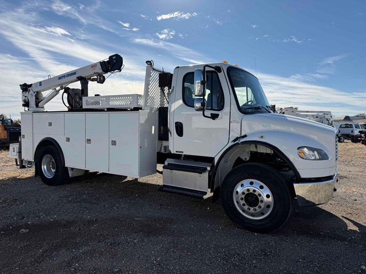 2017-freightliner-m2-106-image-6