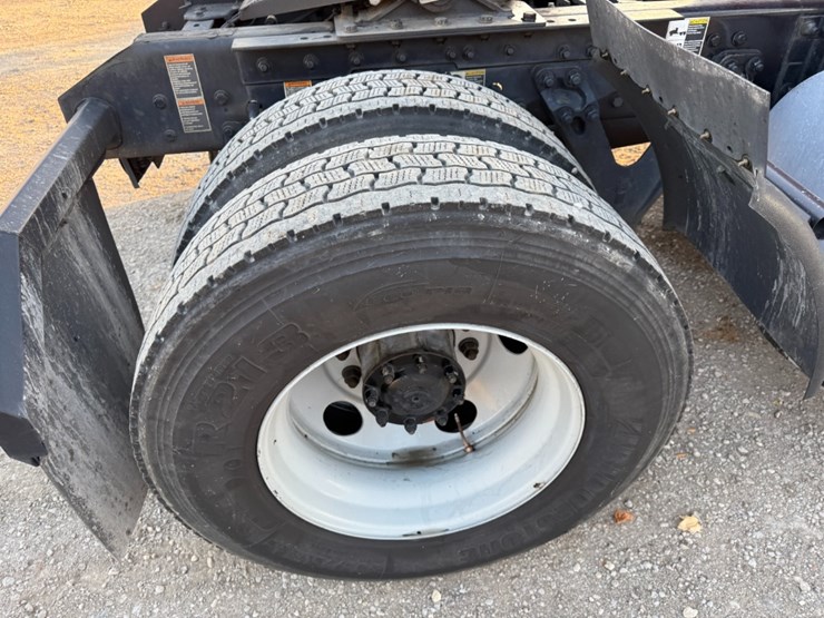 2019-kenworth-t680-image-11