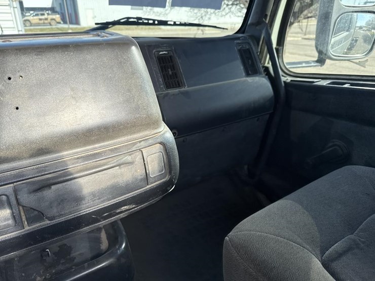 #1994-•-1999-volvo-day-cab-truck-tractor-image-43