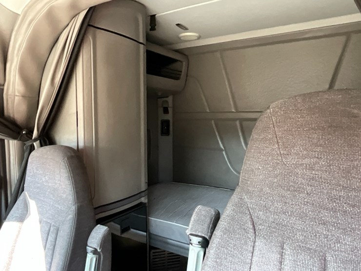 2014-peterbilt-579-image-23