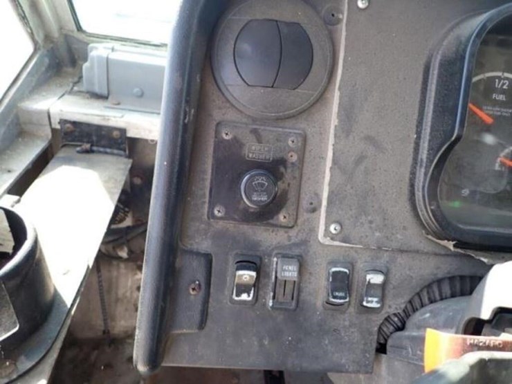 2012-freightliner-mt55-image-19