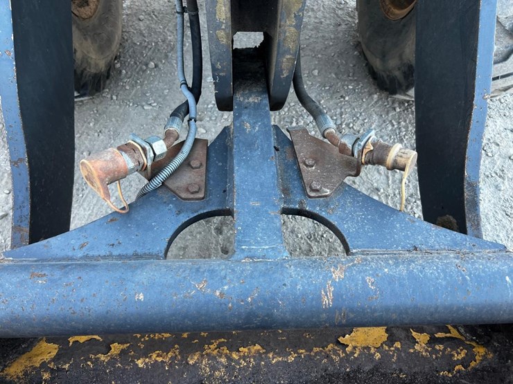 2011-deere-204k-image-11