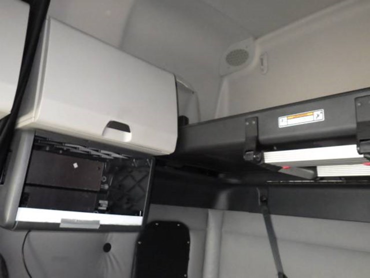 2020-freightliner-cascadia-126-image-21