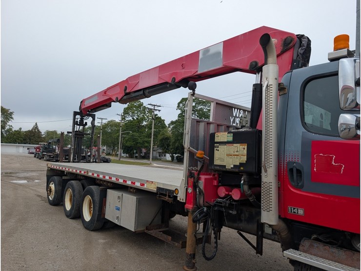 2015-freightliner-114sd-image-4