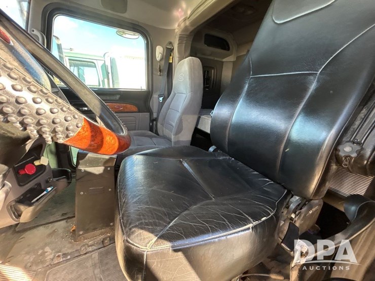 2010-peterbilt-386-image-49