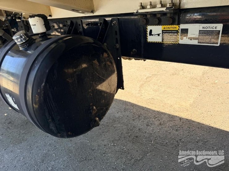 2011-mack-gu812-garbage-truck-image-21